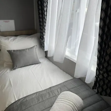 Black Moorhen With Hot Tub *