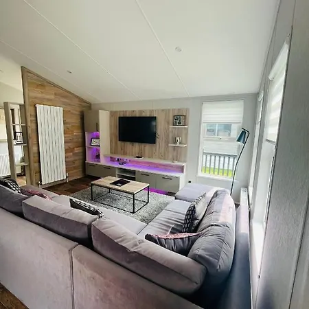 Дом отдыха Black Moorhen With Hot Tub *