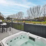 Black Moorhen With Hot Tub Holiday home *