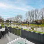 Holiday home Black Moorhen With Hot Tub *