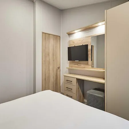 Black Moorhen With Hot Tub Holiday home York
