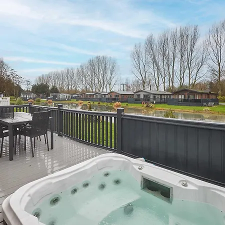 Black Moorhen With Hot Tub Holiday home *